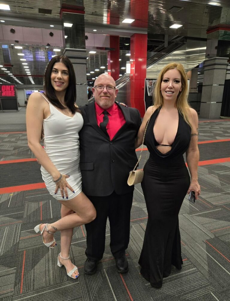 Superstar trio heat things up at Exxxotica